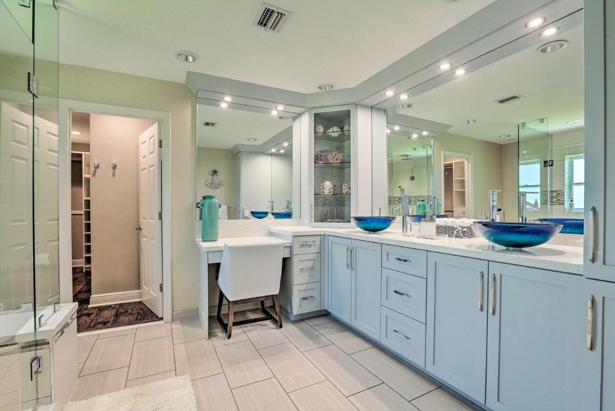 Luxe Cape Coral Escape with Pool 4 Mi to Beach - Housity