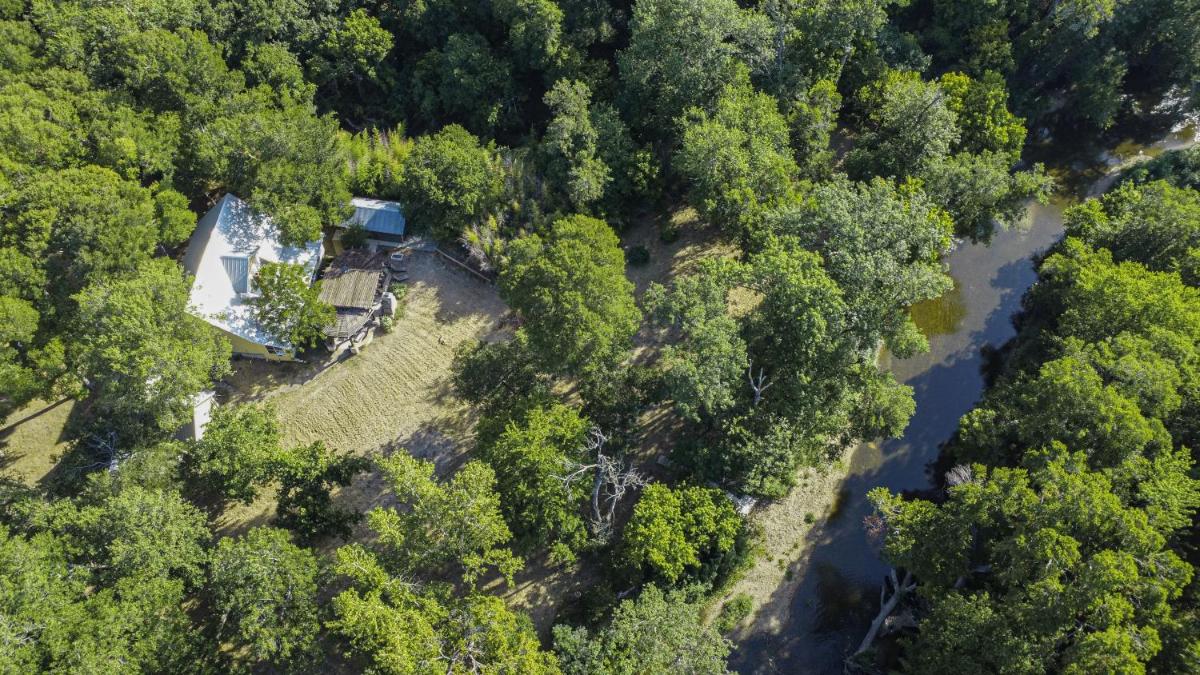 Creekside home on 3 acres - Housity