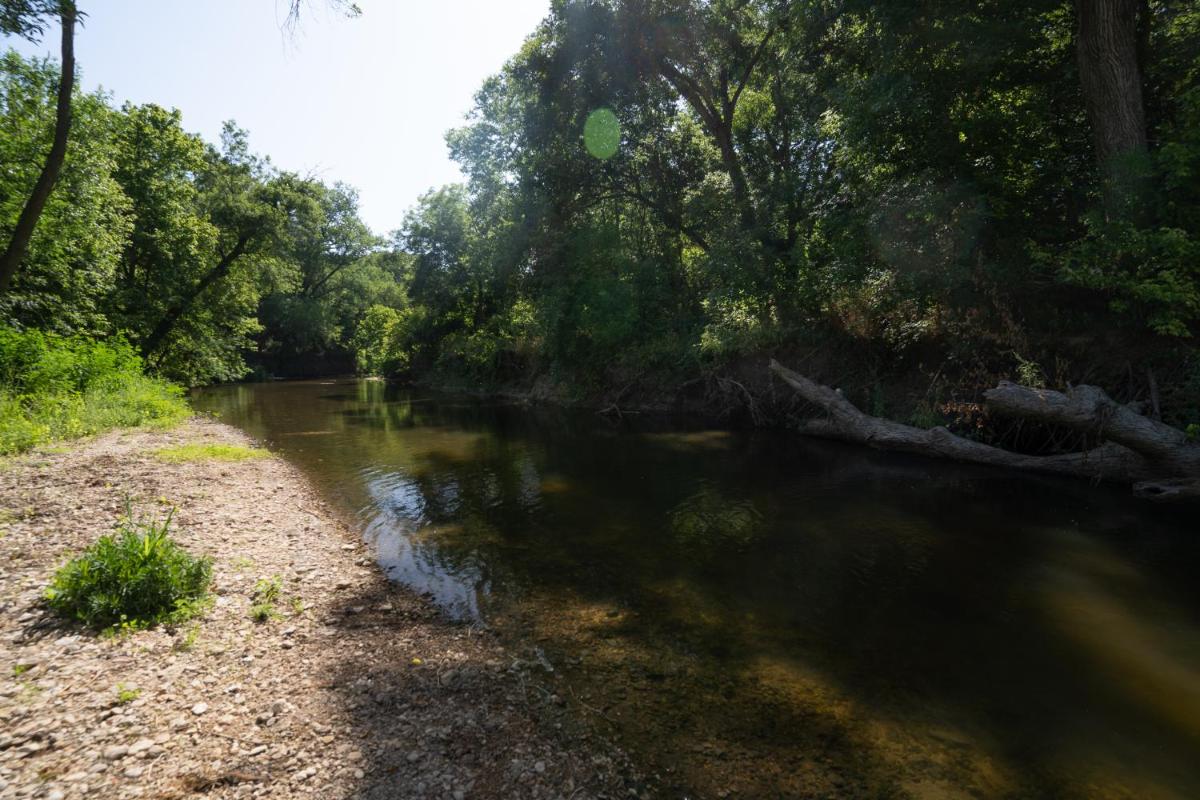 Creekside home on 3 acres - Housity