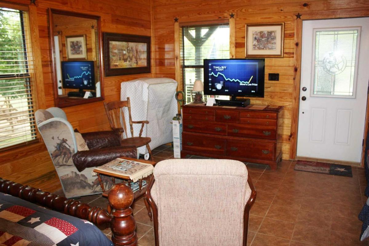 Double U Barr Ranch - Cowboy Cabin - Housity