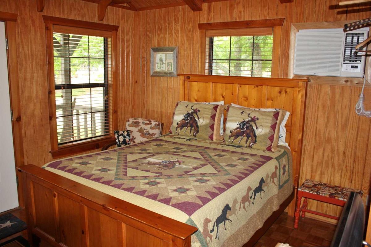 Double U Barr Ranch - Cowboy Cabin - Housity