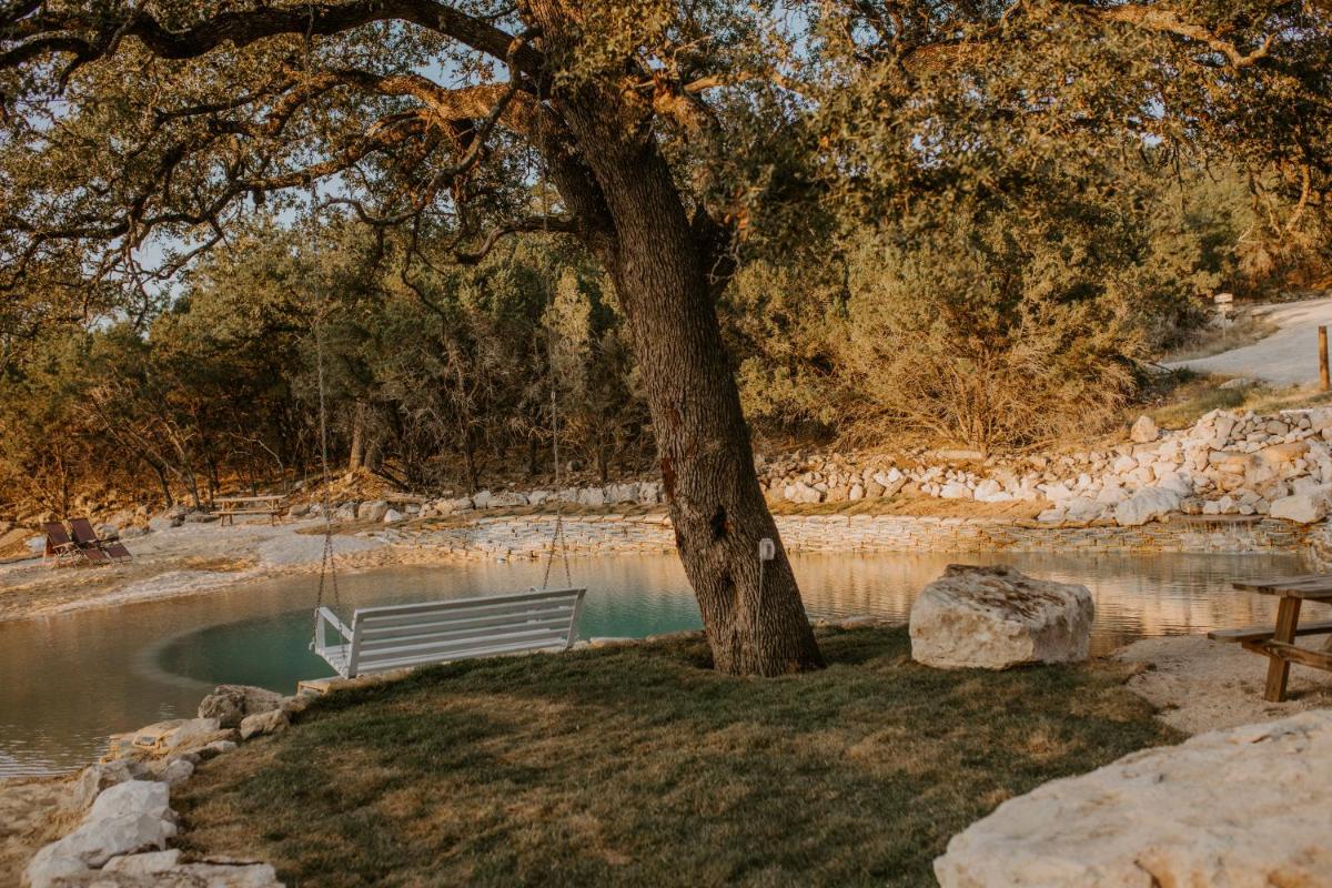 Hummingbird Haus - Hill country views on 20 acres with firepit - Housity