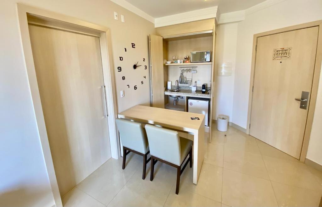 Flat Completo com Serviços em Hotel 5 Estrelas - Housity