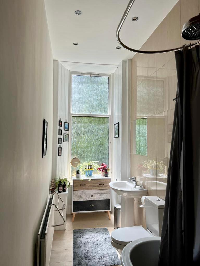 Beautiful Double Room in Idyllic West End Townhouse - Housity