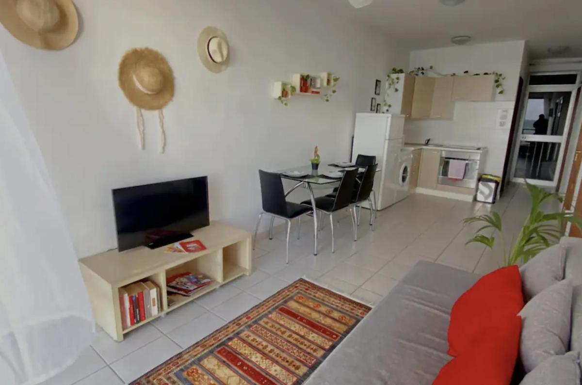 F2 2 Lovely room, living and bathroom shared , St Julians - Housity