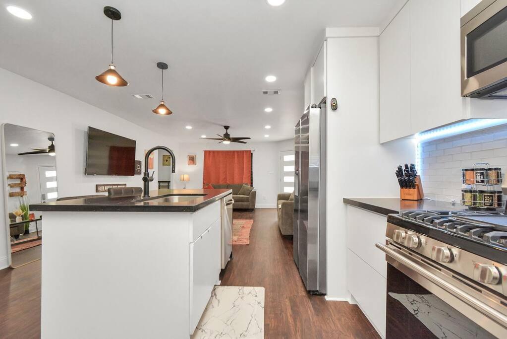 Hidden Gem Safari Home w/ Backyard Near Midtown - Housity