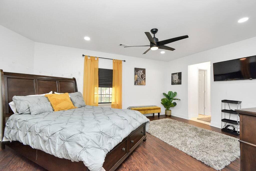 Hidden Gem Safari Home w/ Backyard Near Midtown - Housity
