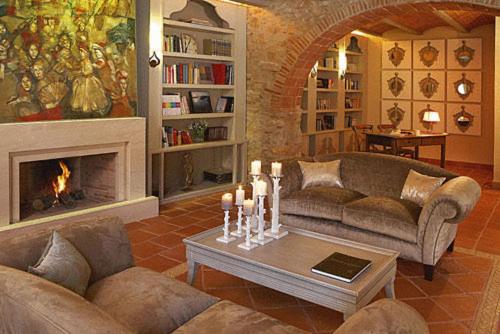 Una sala de estar con dos sofás y una chimenea. en Hotel Sa Calma, en Begur