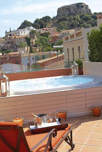 bandeja de copas de vino en la parte superior de un balcón en Hotel Sa Calma, en Begur