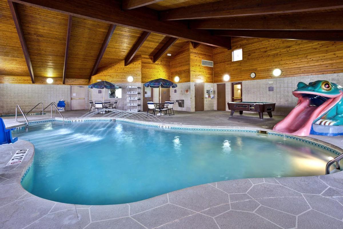 AmericInn by Wyndham Beaver Dam - Housity