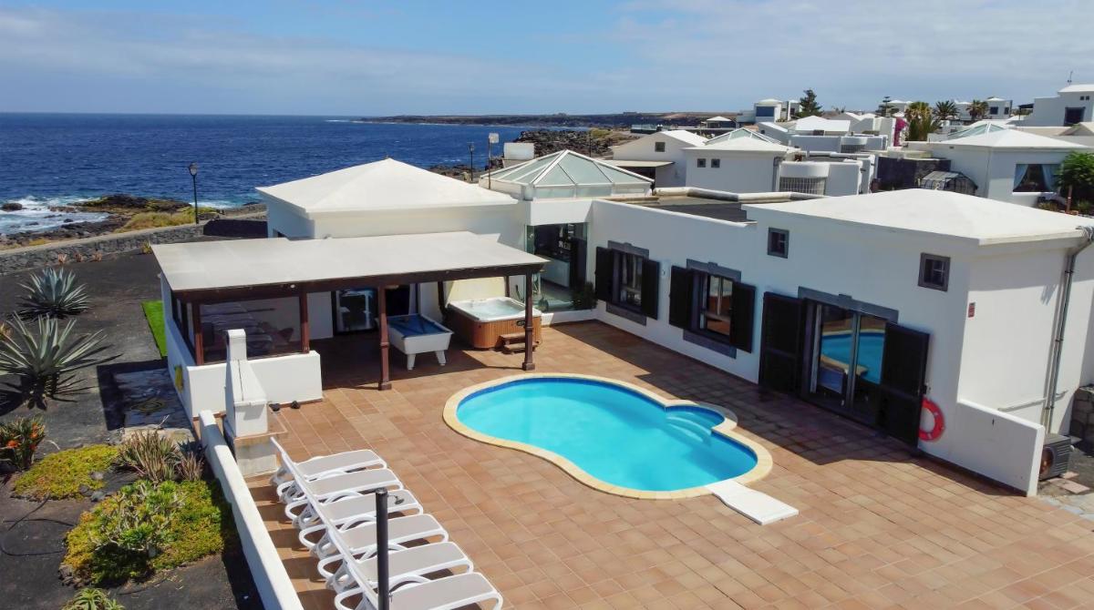 Villa Babel - First Line Seafront Holiday House - Housity