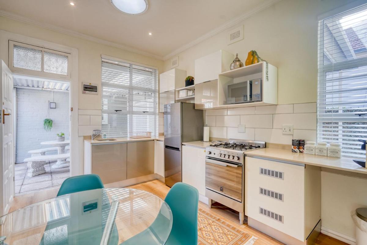 Hampton Collection - Stylish 3 Sleeper Apartment with Pool - Housity