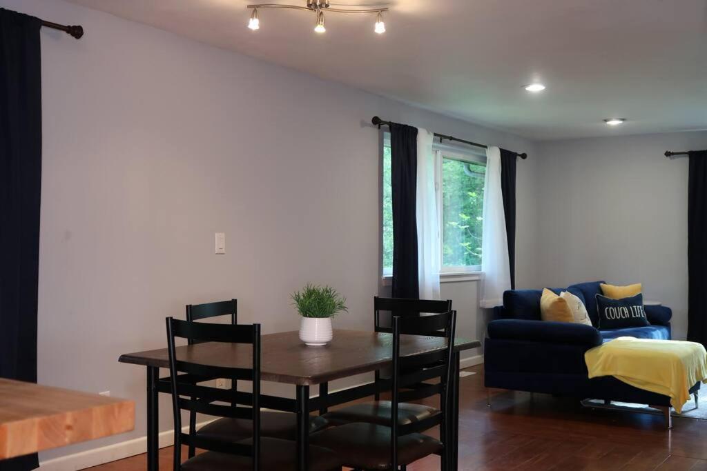 Luxurious & Spacious Upper 3bd Duplex in Kent - Housity