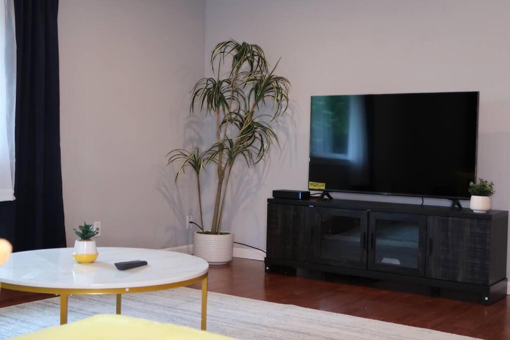 Luxurious & Spacious Upper 3bd Duplex in Kent - Housity