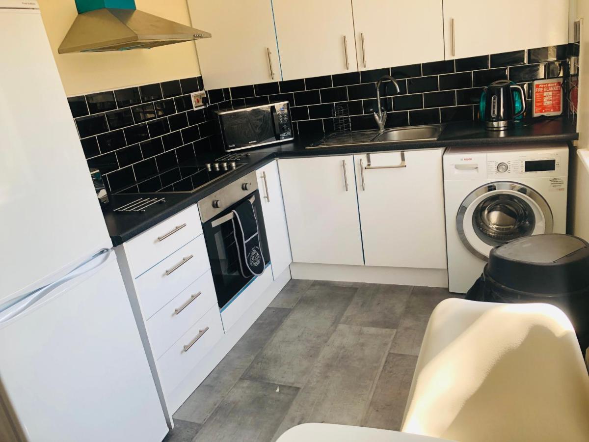 2 Bedroom, Near Station, Fast WI-FI, Free Parking! - Housity