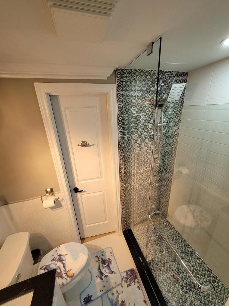 Classic & Luxury Private Detached Entire Home with Free WI-FI & T.V - Housity