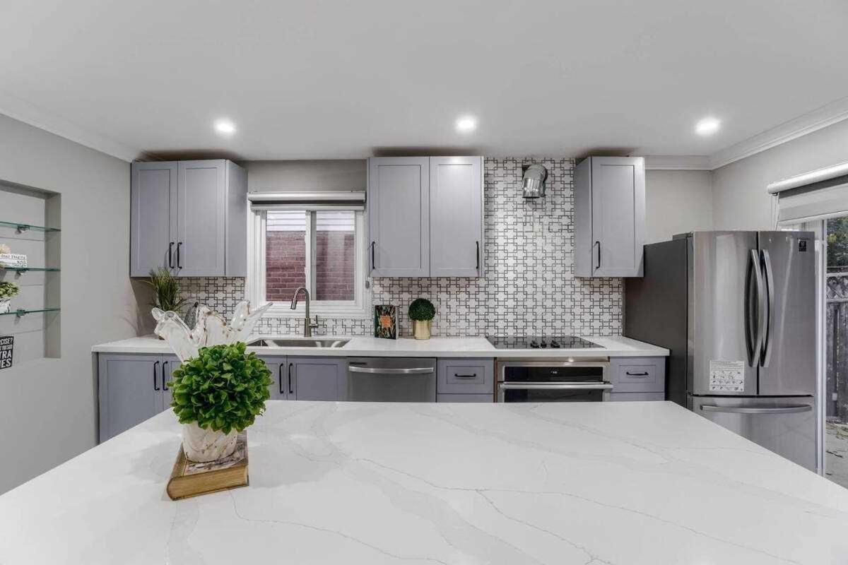 Classic & Luxury Private Detached Entire Home with Free WI-FI & T.V - Housity