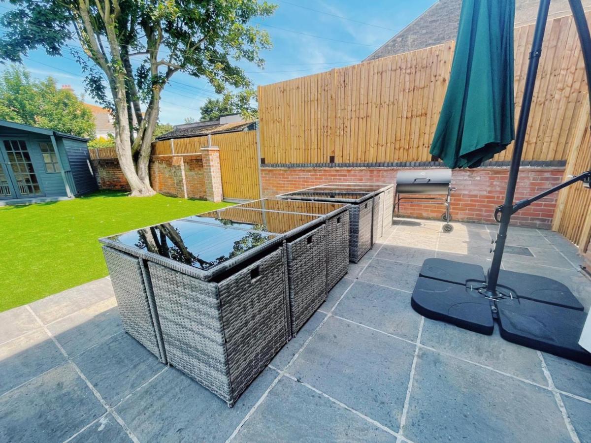 Stunning 8-Bed House with Sea & Beach Views - Housity