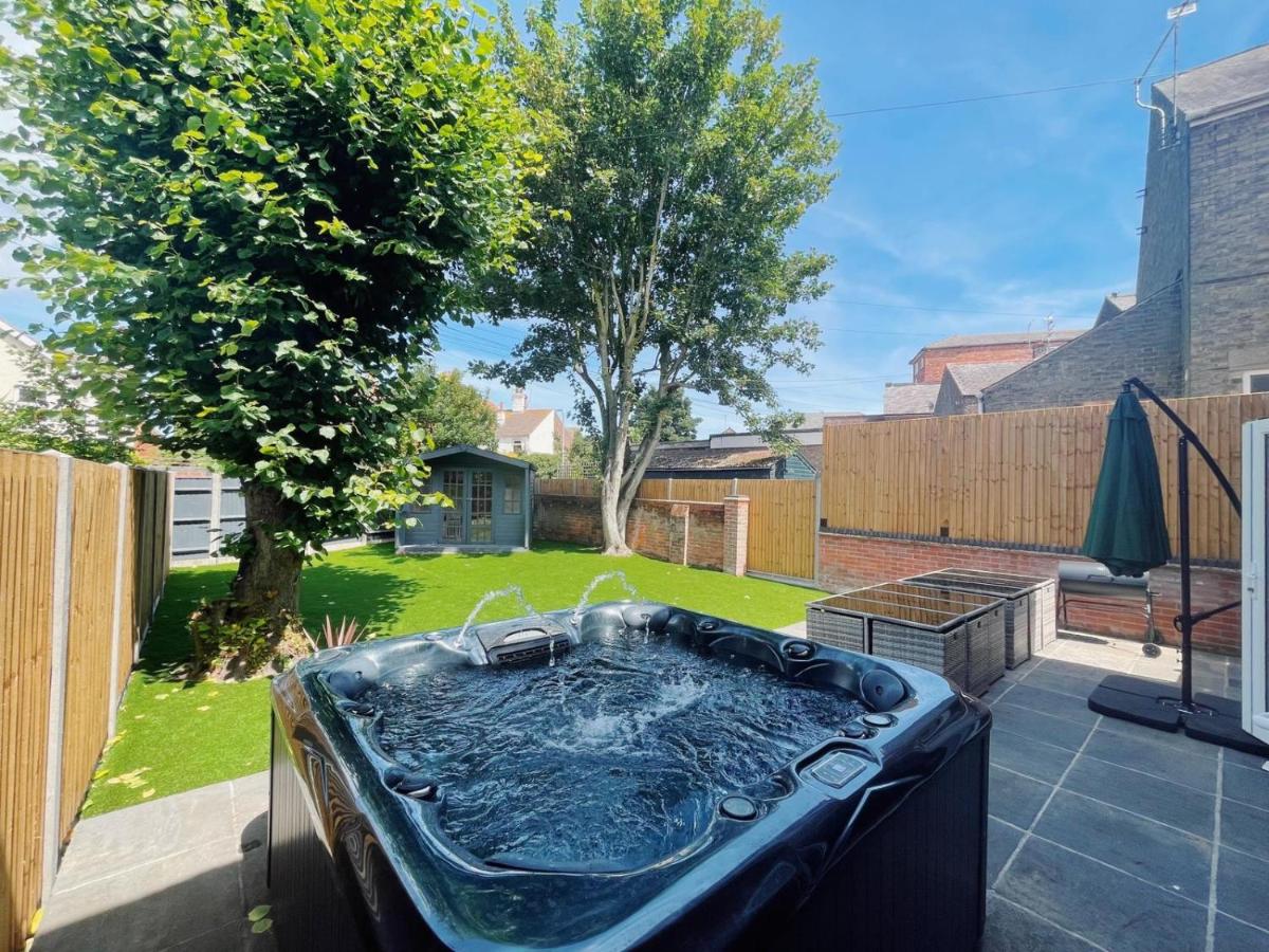 Stunning 8-Bed House with Sea & Beach Views - Housity