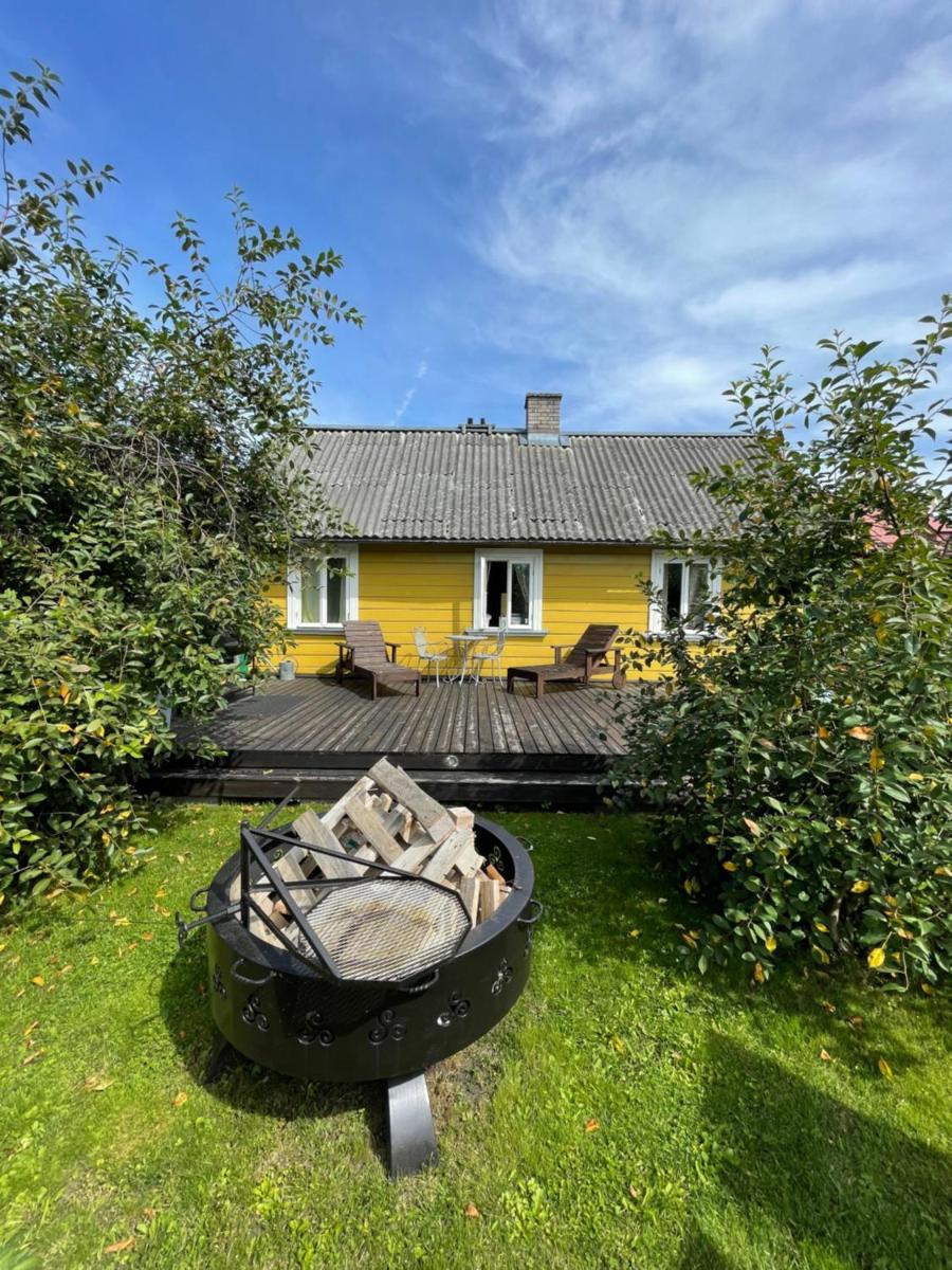 Hubane hoovimajake Haapsalu vanalinna juures - Housity