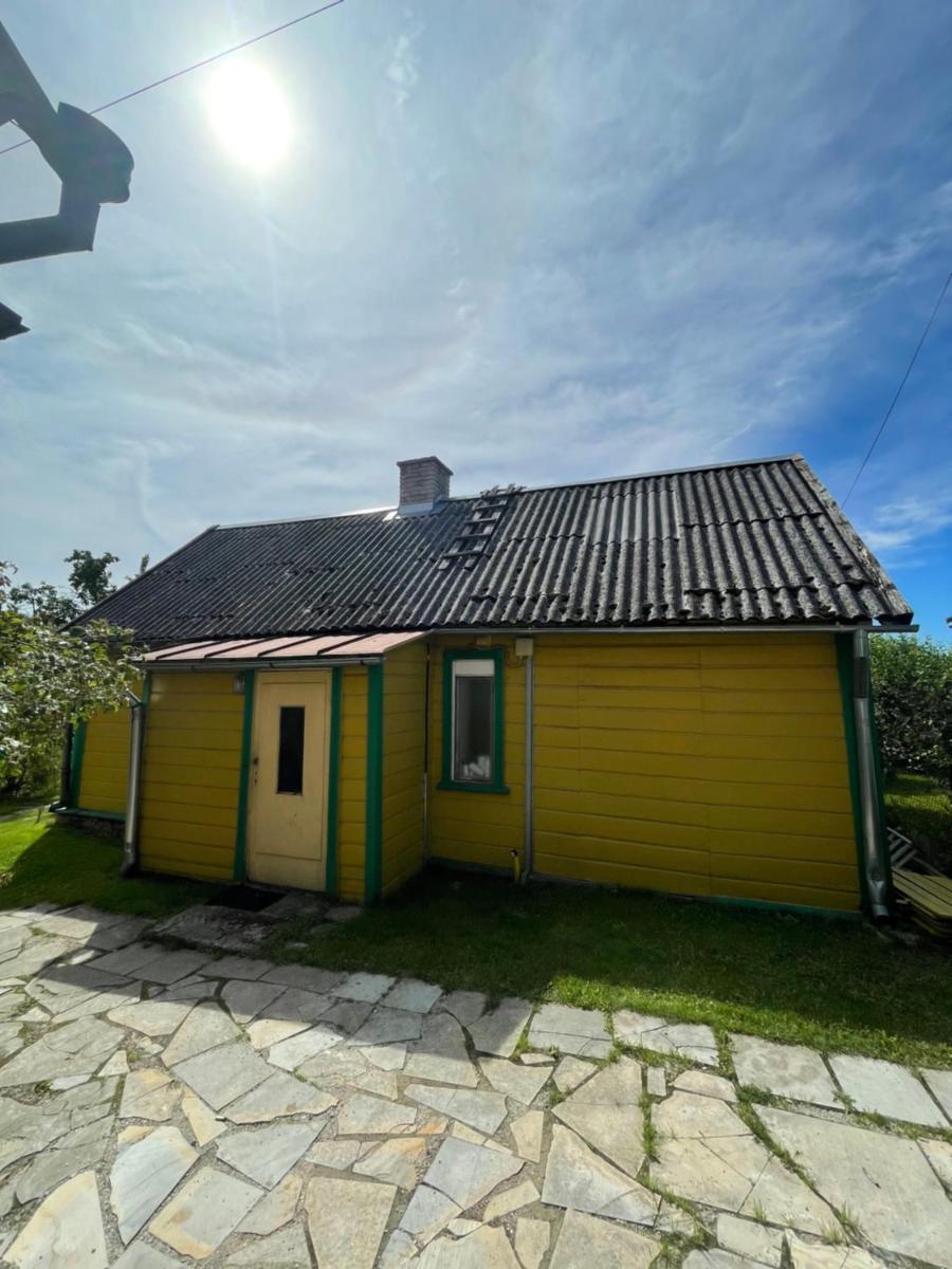 Hubane hoovimajake Haapsalu vanalinna juures - Housity