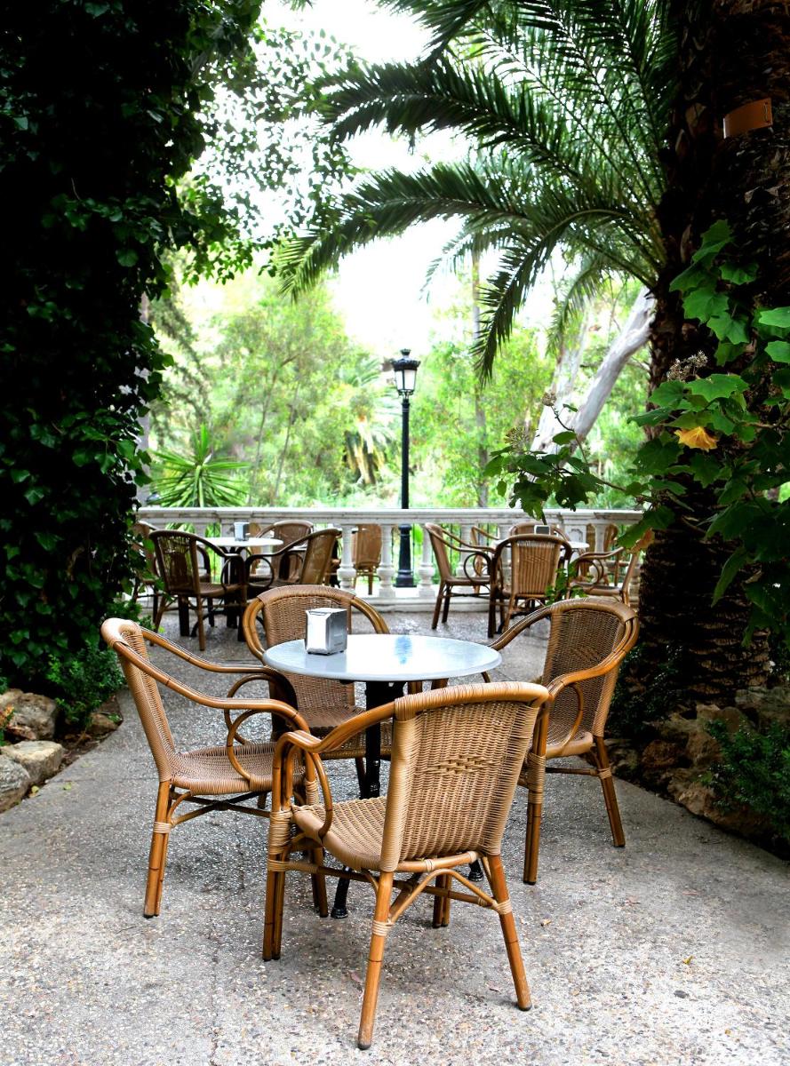 Un grupo de mesas y sillas en un patio. en Balneario de Archena - Hotel Termas, en Archena 17 fotos más