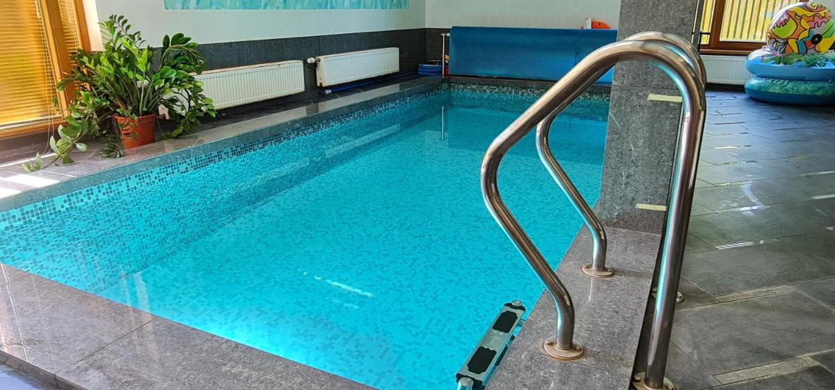 Spacious house with indoor pool & sauna. - Housity