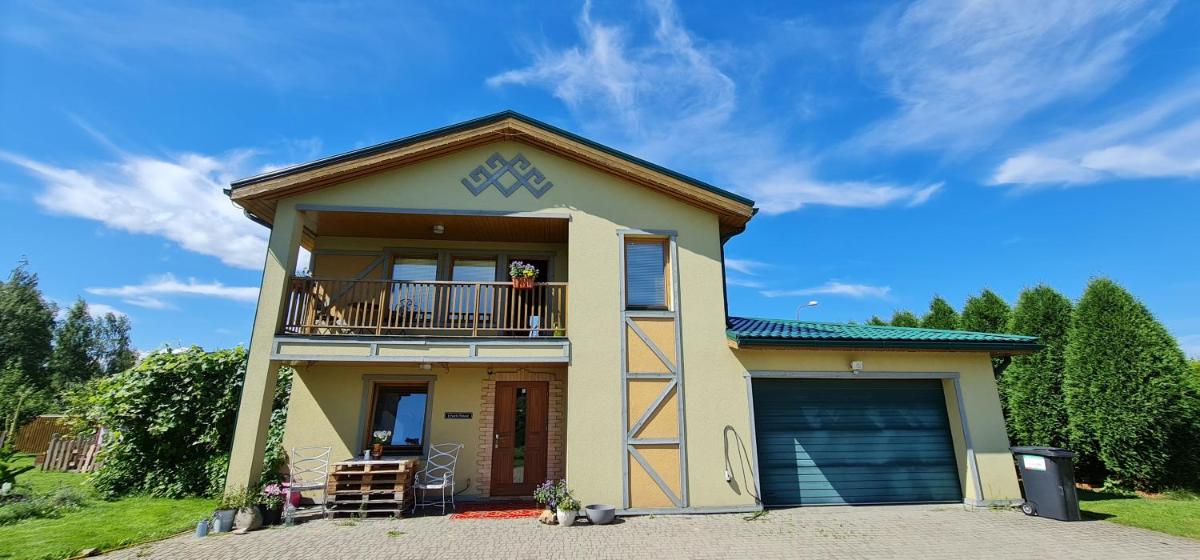 Spacious house with indoor pool & sauna. - Housity
