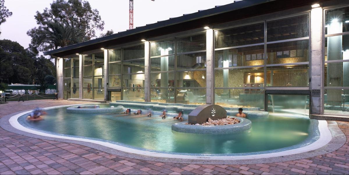 un edificio con piscina en frente de un edificio en Balneario de Archena - Hotel Termas, en Archena