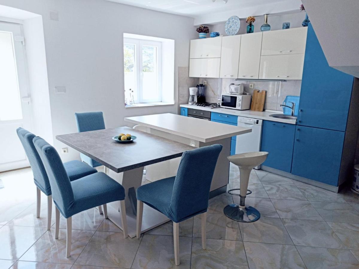 Villa Tanya - modern 3 bedroom house seconds away from the sea - Housity