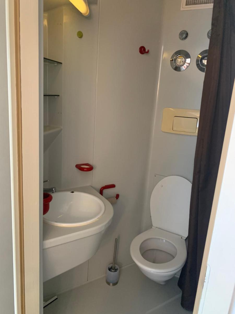 Luxurious Apartment , Next to University&amp; WIFI, Free Parking, Bed&amp;Matress - Housity