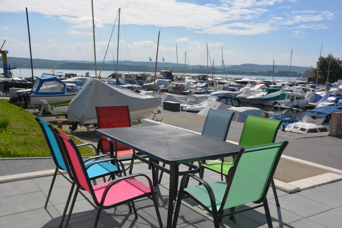 Leben im Hafen am idyllischen Murtensee - Housity