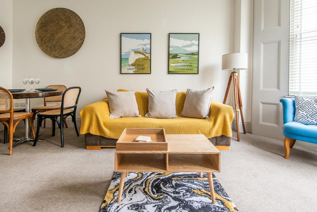 Beautiful, central, 3 min walk from beach, 2 King doubles - Housity