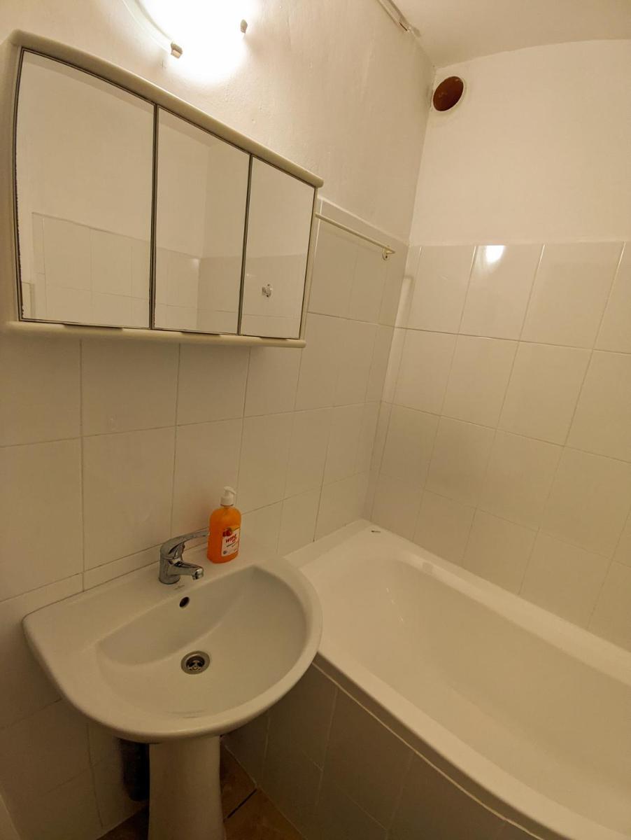 Moss's Economy Condo - Housity