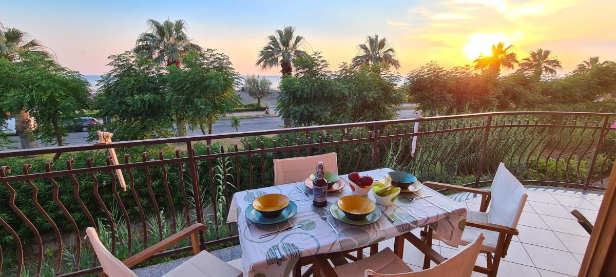 Rainbow Seafront Apartment - Hizvo