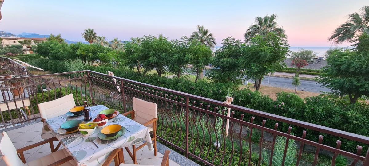 Rainbow Seafront Apartment - Hizvo