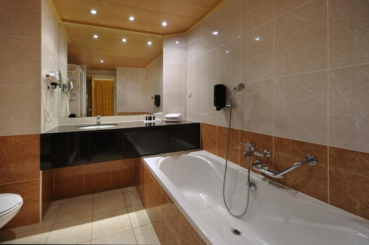 Un baño con bañera, lavabo e inodoro. en Van der Valk Hotel Barcarola, en Sant Feliu de Guíxols 27 fotos más