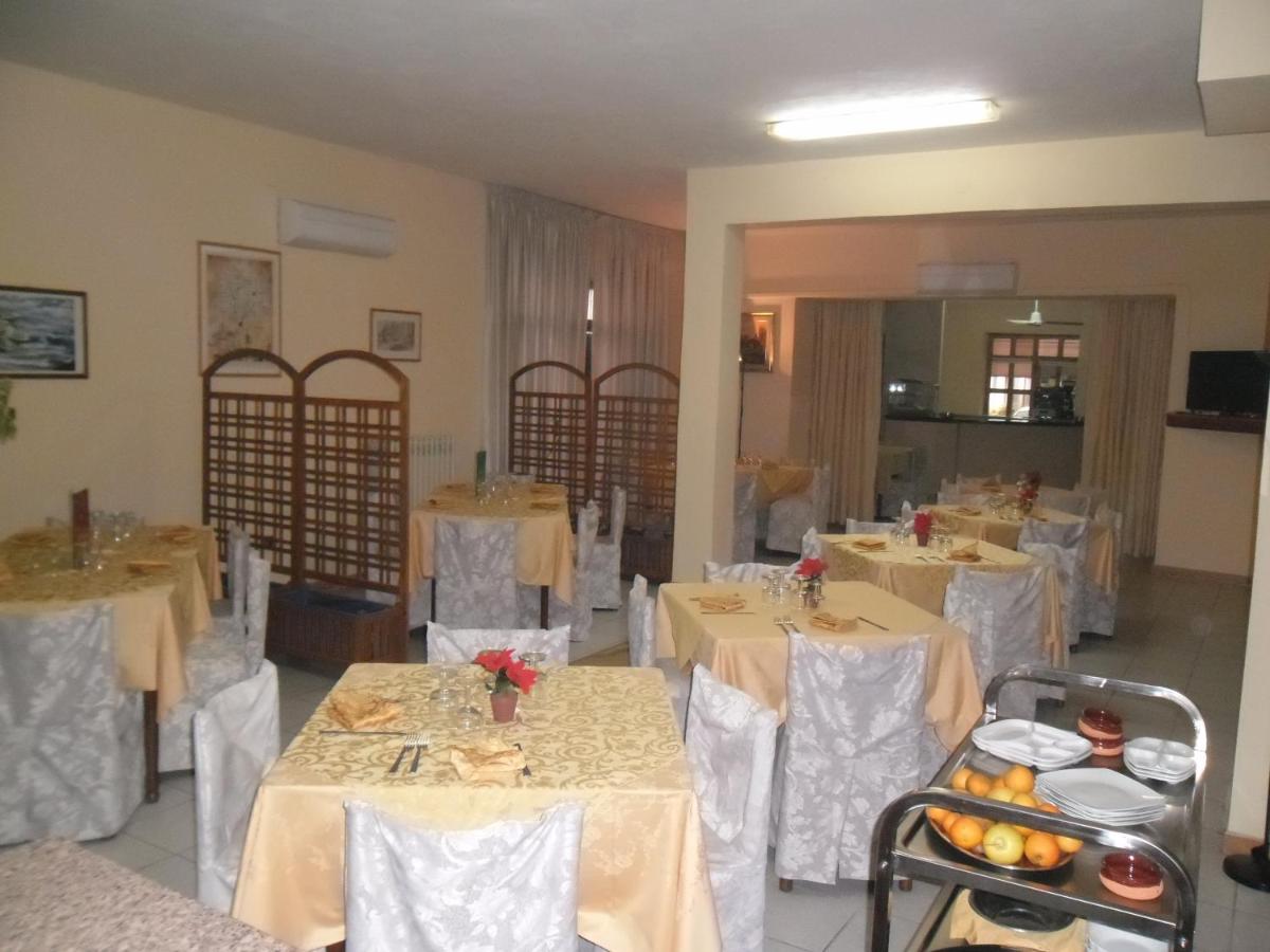 Hotel Tania - Housity