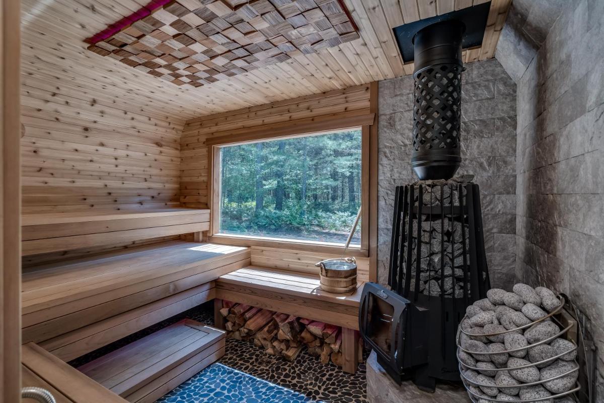 Luxurious Adirondack Cabin with sauna and hot tub - Housity