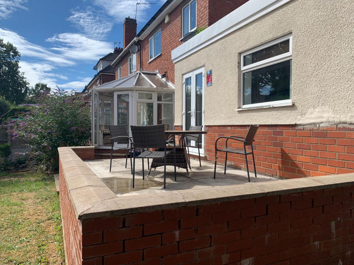 Sunny 4 bedroom house with free parking on site and sun trap garden - Housity
