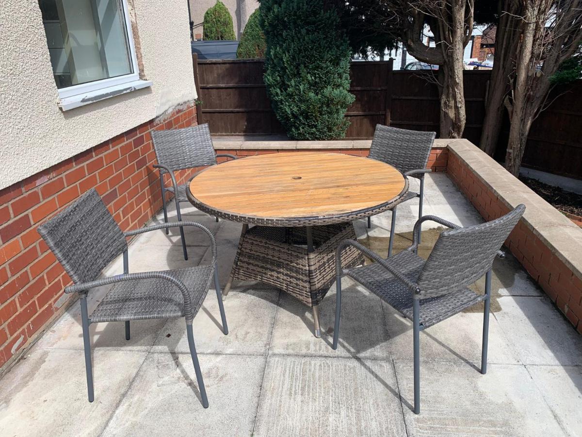 Sunny 4 bedroom house with free parking on site and sun trap garden - Housity