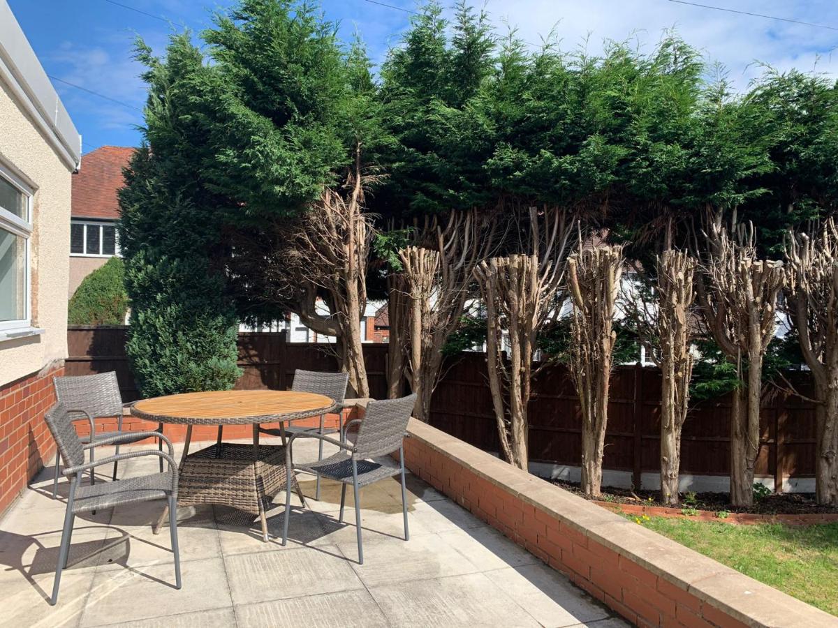 Sunny 4 bedroom house with free parking on site and sun trap garden - Housity