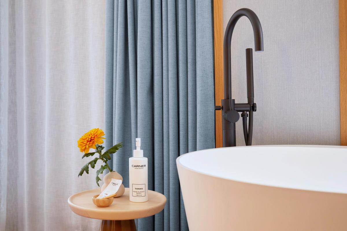 Un baño de Kimpton Vividora Hotel by IHG