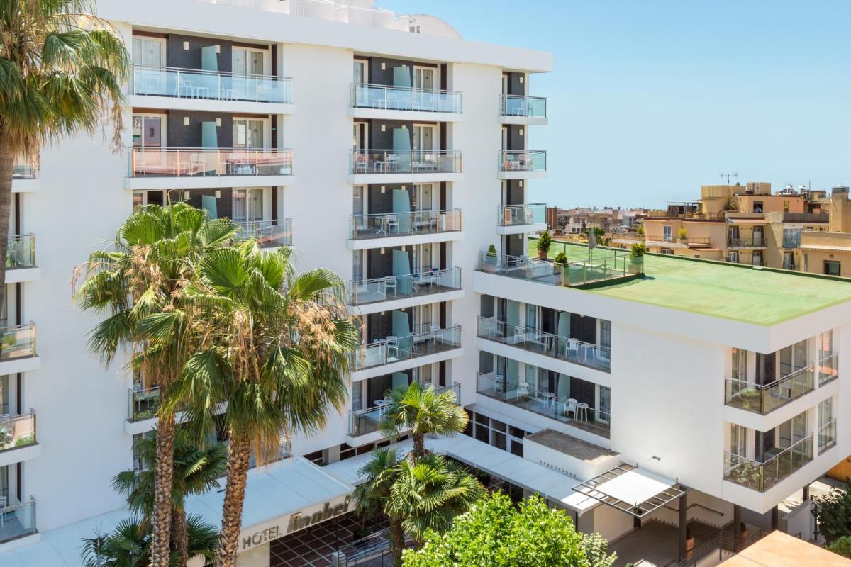 una vista aérea de un edificio de apartamentos blanco con palmeras en Hotel Anabel, en Lloret de Mar