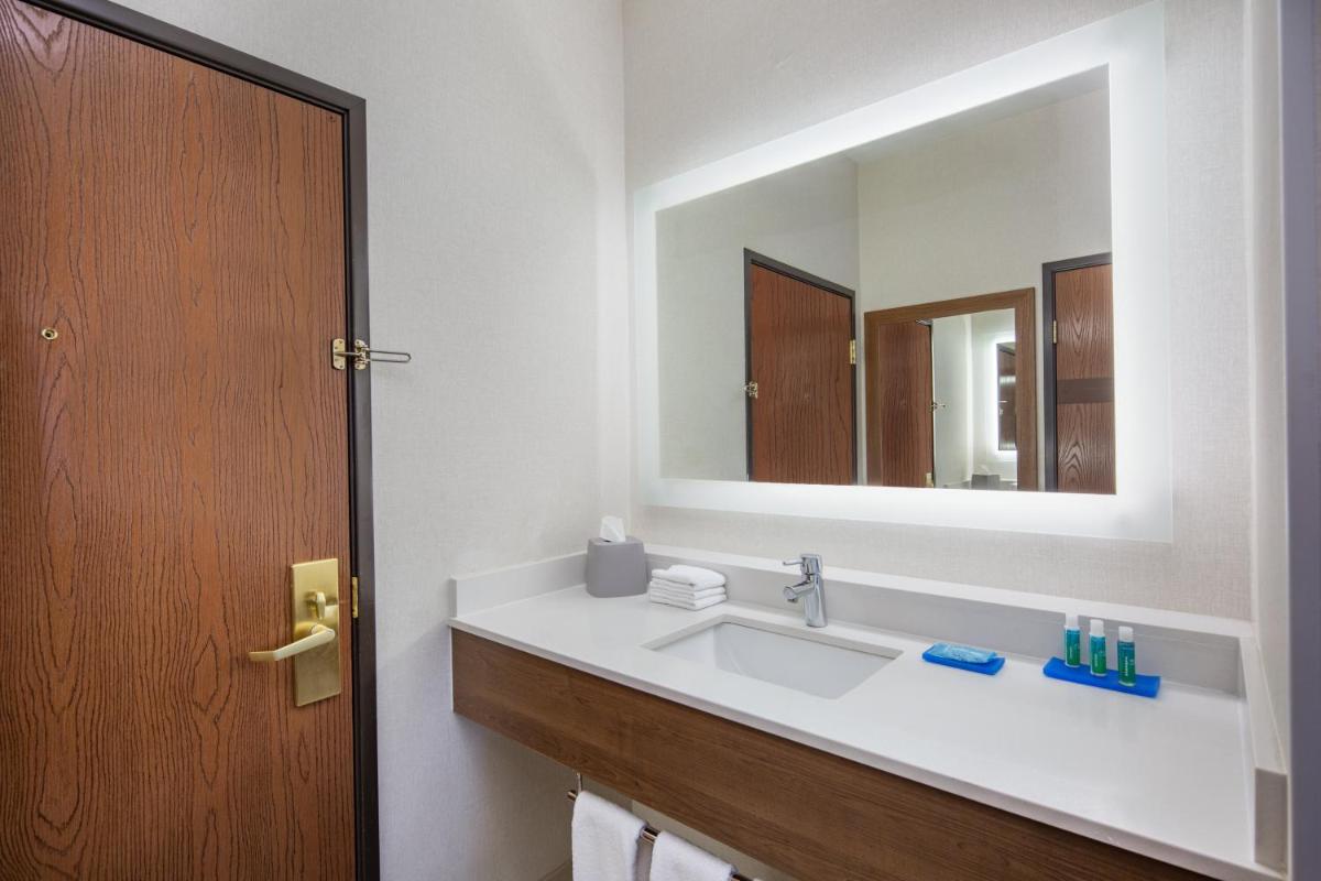 Holiday Inn Express Hotel & Suites Bishop by IHG - Housity
