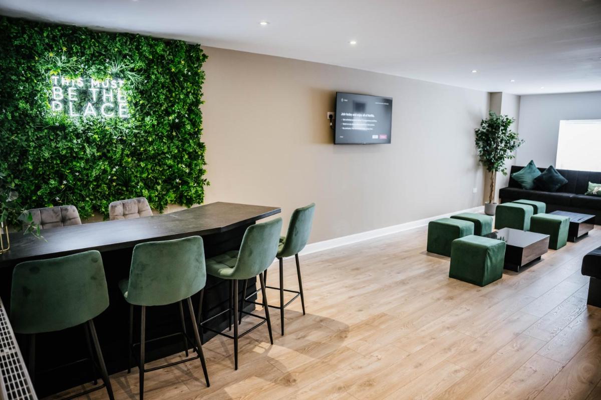 Modern House Sleeps 18 or Perfect for Large Family. - Housity