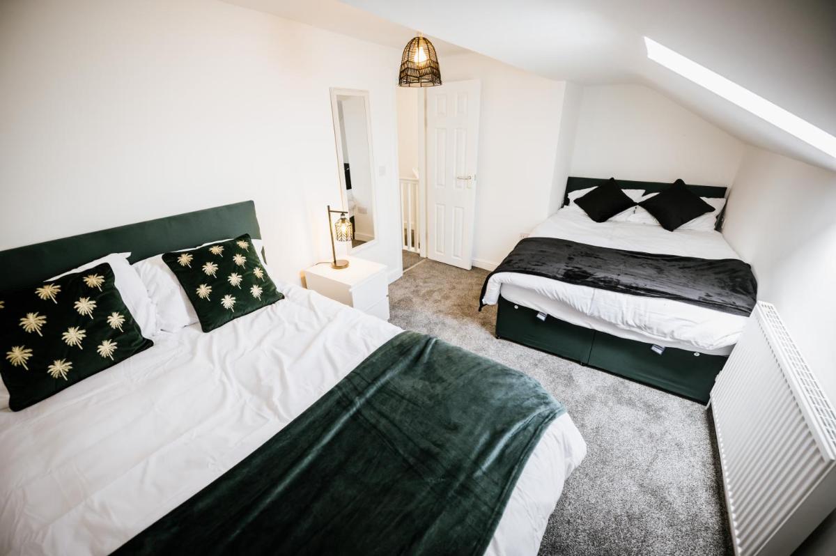 Modern House Sleeps 18 or Perfect for Large Family. - Housity