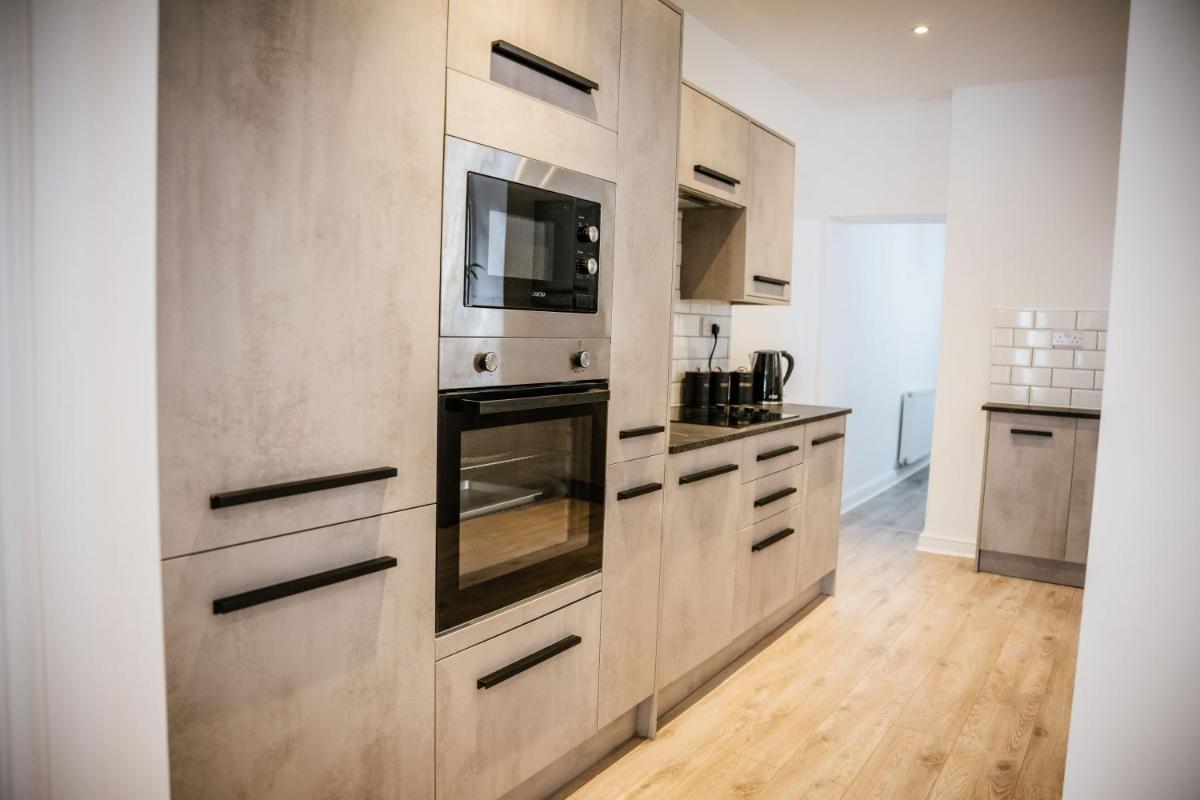 Modern House Sleeps 18 or Perfect for Large Family. - Housity