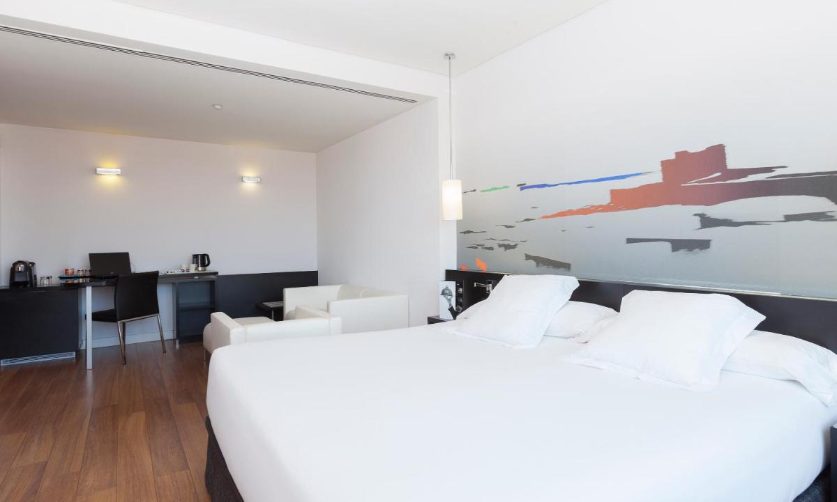 Cama o camas de una habitación en Axor Barajas