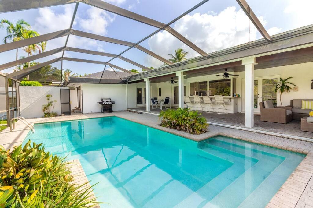 Spacious 3 Bed/2.5Bath Miami Home w/ pool! - Housity